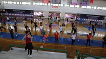 BURHANİYE BELEDİYESİNİN ZUMBA DERSLERİ YAĞMUR ÇAMUR DİNLEMİYOR