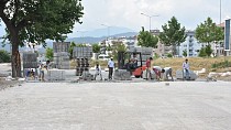 Edremit Belediyesi parke taşı döşeme çalışmalarını sürdürüyor