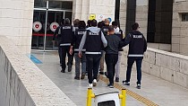 Edremit’te KOM’un düzenlediği operasyonda her meslek grubundan insanın çıkması dikkat çekerken, şüpheliler çıkarıldığı mahkeme tarafından tutuklandı - haberi