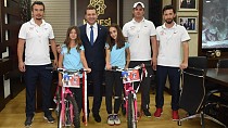 Karesili tenisçilere Başkan Yılmaz'dan bisiklet - haberi