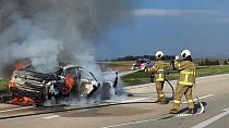 Refüje Çarpan otomobil alev alıp yandı  - haberi