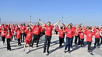 Cumhuriyet için 7’den 70’e zeybek oynadılar