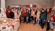 AYVALIK MAHALLEEVLERİ ÜRETİYOR, ÜRETTİKLERİNİ SATARAK AİLE BÜTÇESİNE KATKI SAĞLIYOR