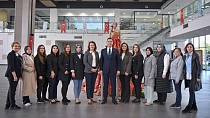 Balıkesirli kadınlardan ‘kadına şiddete’ karşı 10 bin 10 çınar yaprağından gelinlik