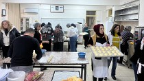 Ayşe Akpınar Mesleki ve Teknik Anadolu Lisesi Depremzedeler için Ekmek üretiyor - haberi