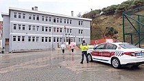 JANDARMA TRAFİK EKİPLERİMİZİN OKUL ÖNLERİ VE SERVİS ARAÇLARI DENETİMLERİ SÜRÜYOR