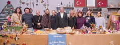 AYVALIKLI KADINLAR MAHALLEEVLERİ’NDE ÜRETİYOR, AİLE BÜTÇESİNE KATKI SAĞLIYOR