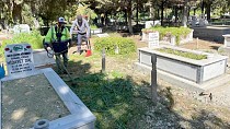 AYVALIK’TA MEZARLIKLAR BAYRAM ZİYARETLERİNE HAZIRLANDI