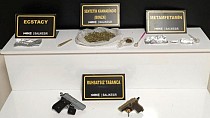 BALIKESİR POLİSİ İL MERKEZİNDE BONZAİ, METAMFETAMİN VE ECSTASY MADDESİ ELE GEÇİRDİ! - haberi
