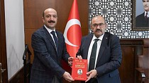 BALIKESİR VALİSİ USTAOĞLU’NA ANLAMLI ESER