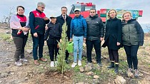 BURHANİYE KAYMAKAMI ATİLLA ORMAN HAFTASI MÜNASEBETİYLE DÜZENLENEN FİDAN DİKİM ETKİNLİĞİNE KATILDI