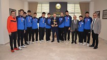 EDREMİT ANADOLU LİSESİ'NİN ŞAMPİYON VOLEYBOL TAKIMINDAN KAYMAKAM ODABAŞ'A ZİYARET!