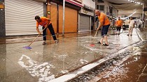 KÖPÜKLÜ SULARLA TEMİZLENDİ...