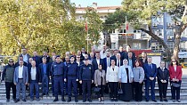 BURHANİYE’DE MUHTARLAR GÜNÜ ÇELENK SUNMA TÖRENİ CUMHURİYET MEYDANI'NDA GERÇEKLEŞTİ