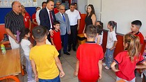 EDREMİT KAYMAKAMI ODABAŞ'TAN MİNİK ÖĞRENCİLERE İLK GÜN SÜRPRİZİ - haberi