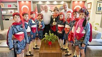 EDREMİT’İN GURURU BELEDİYE GENÇLİK MERKEZİ HALK OYUNLARI EKİBİ’NDEN BAŞKAN ERTAŞ’A ZİYARET