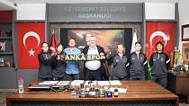 EDREMİT’İN KADIN FUTBOL KULÜBÜ ANKA SPOR’DAN BELEDİYE ZİYARETİ