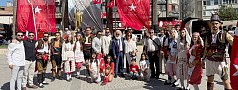 EDREMİT’İN KURTULUŞUNDA ÜÇ YILDIR GÖNÜL KÖPRÜSÜ KURUYORLAR...