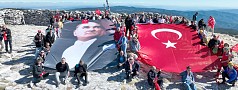 EDREMİT’İN KURTULUŞUNUN 104. YILINDA SARIKIZ ZİRVESİ’NDE BAYRAK YÜRÜYÜŞÜ