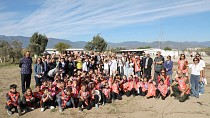 EDREMİT’TE ÖĞRENCİLER FİDANLARI TOPRAKLA BULUŞTURDU