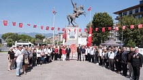 CHP EDREMİT İLÇE BAŞKANLIĞI’NDAN 30 AĞUSTOS’TA ÇELENK SUNUMU