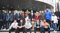 ŞAMPİYONLARA DAVULLU ZURNALI KARŞILAMA