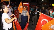AK Parti'nin seçim zaferini göbek atarak kutladılar  - haberi