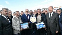 Ayvalık’ta Engürü Sitesi’nden Başkan Kafaoğlu’na teşekkür plaketi  - haberi