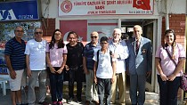 Ayvalık’ta Mehmet Akif Ersoy Ortaokulu 8. Sınıf öğrencilerinden gazilere anlamlı ziyaret - haberi