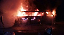 Ayvalık’ta seyir halindeki tur otobüsü alev alev yandı  - haberi
