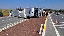 BALIKESİR EDREMİT YOLU ÇAĞDAŞ KENT MEVKİİNDE TIR DEVRİLDİ! - haberi