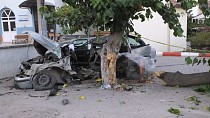 Balıkesir'de otomobil ağaca çarptı, 1 ölü  - haberi