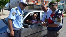 Bayram öncesi jandarma ve polisten sürücülere tatlı ikramı - haberi
