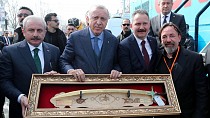 Burhaniyeli Tural, hazırladığı Kanuni kılıcını Cumhurbaşkanı Erdoğan’a hediye etti  - haberi