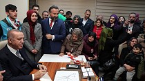 Cumhurbaşkanı Erdoğan partililerle çay içti  - haberi