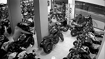 En pahalı motosikletleri 2.5 dakikada böyle çaldılar  - haberi