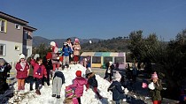 Öğrencilerin kar topu oynaması için okula kamyonla kar getirdiler  - haberi