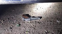 Polisi görünce silahları aracın altına attılar - haberi