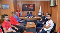 Şampiyon Triatloncular Müdür Arıcıoğlu'nu ziyaret etti  - haberi