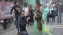 Sokak ortasında ilginç evlenme teklifi - haberi
