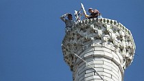 Yaşlı çiftin minare tepesinde ekmek kavgası  - haberi