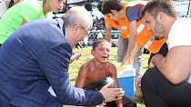 Yenilip ağlayan güreşçiyi belediye başkanı sakinleştirdi  - haberi