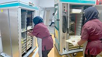 BALIKESİR ÜNİVERSİTESİ HASTANESİNDE, HASTA ODAKLI HİZMETTE KALİTE ARTIYOR, 'YEMEK DAĞITIMINDA TERMOBOX DÖNEMİ BAŞLIYOR'